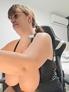 Snapshot of AvaLloyd chatting on December 2025 01:59:02 AM AvaLloyd online show from December 2025 01:59:02 AM