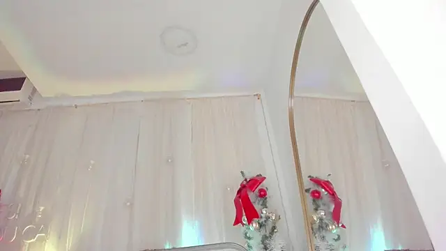 Snapshot of Petite_Lucie chatting on December 2024 09:53:02 PM Petite Lucie online show from December 2024 09:53:02 PM