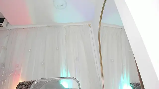 Snapshot of Petite_Lucie chatting on January 2025 01:10:01 AM Petite Lucie online show from January 2025 01:10:01 AM