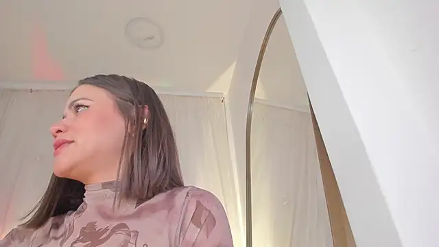 Snapshot of Petite_Lucie chatting on January 2025 10:06:01 PM Petite Lucie online show from January 2025 10:06:01 PM