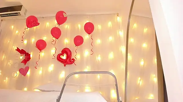 Snapshot of Petite_Lucie chatting on February 2025 10:11:02 PM Petite Lucie online show from February 2025 10:11:02 PM