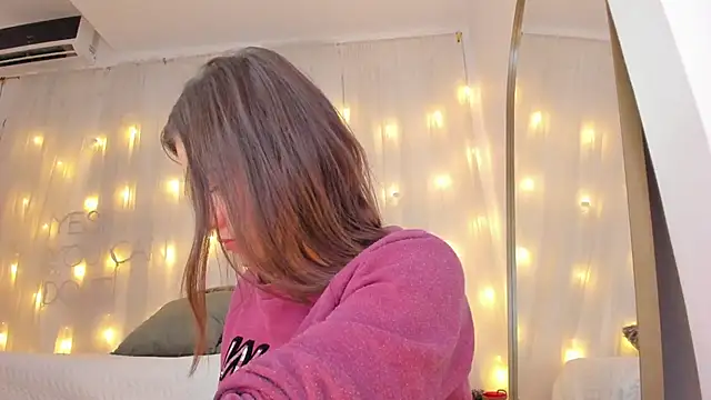 Snapshot of Petite_Lucie chatting on February 2025 06:57:02 PM Petite Lucie online show from February 2025 06:57:02 PM