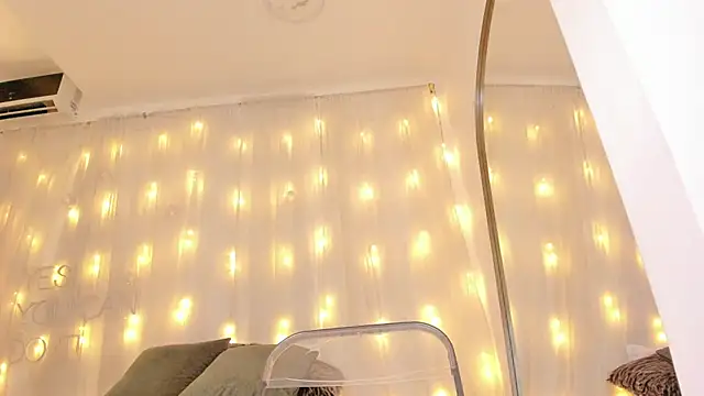 Snapshot of Petite_Lucie chatting on March 2025 10:07:02 PM Petite Lucie online show from March 2025 10:07:02 PM