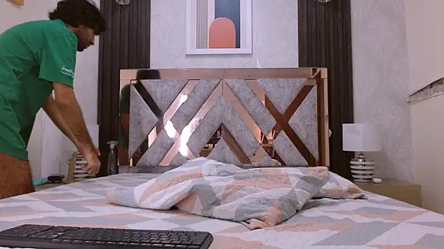 MilanZaire online show from December 2024 11:00:01 PM