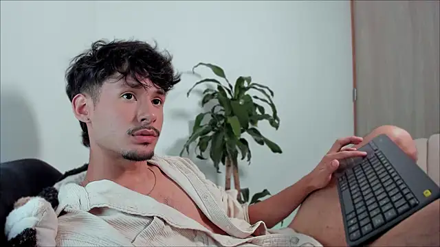 Snapshot of dimitri_targaryen chatting on February 2025 02:06:01 AM dimitri targaryen online show from February 2025 02:06:01 AM