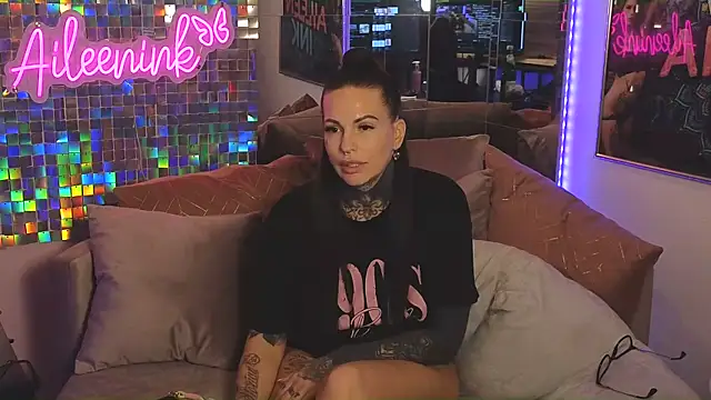 Snapshot of AileenInkOfficial chatting on February 2025 03:53:02 AM AileenInkOfficial online show from February 2025 03:53:02 AM