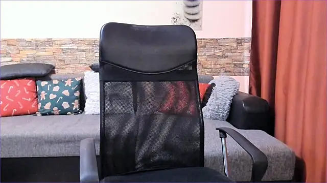 Snapshot of HotHunkTrainer chatting on January 2025 12:01:02 PM HotHunkTrainer online show from January 2025 12:01:02 PM