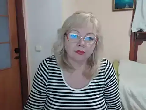 Snapshot of EvelynLoveShy chatting on December 2024 08:11:02 AM EvelynLoveShy online show from December 2024 08:11:02 AM