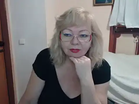 Snapshot of EvelynLoveShy chatting on December 2024 08:18:02 AM EvelynLoveShy online show from December 2024 08:18:02 AM