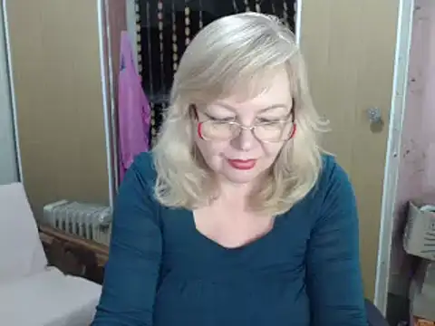 Snapshot of EvelynLoveShy chatting on December 2024 02:31:02 PM EvelynLoveShy online show from December 2024 02:31:02 PM