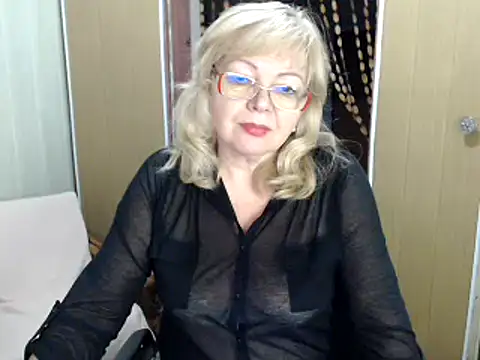 Snapshot of EvelynLoveShy chatting on December 2024 07:51:01 PM EvelynLoveShy online show from December 2024 07:51:01 PM