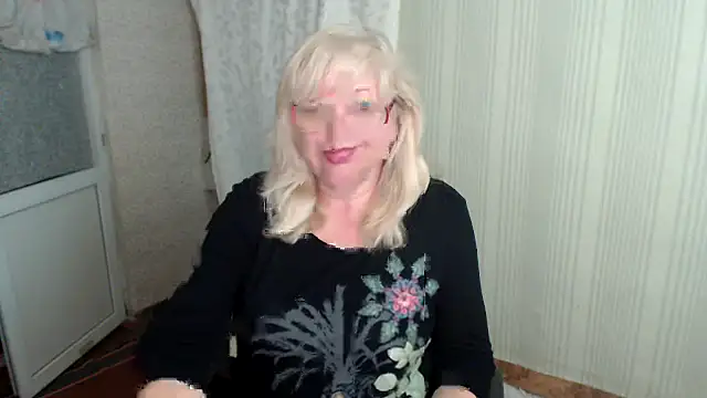 Snapshot of EvelynLoveShy chatting on September 2025 06:31:02 PM EvelynLoveShy online show from September 2025 06:31:02 PM
