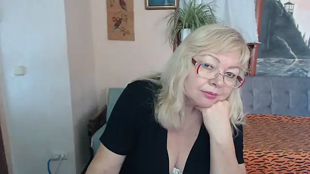 Snapshot of EvelynLoveShy chatting on October 2025 09:11:01 AM EvelynLoveShy online show from October 2025 09:11:01 AM