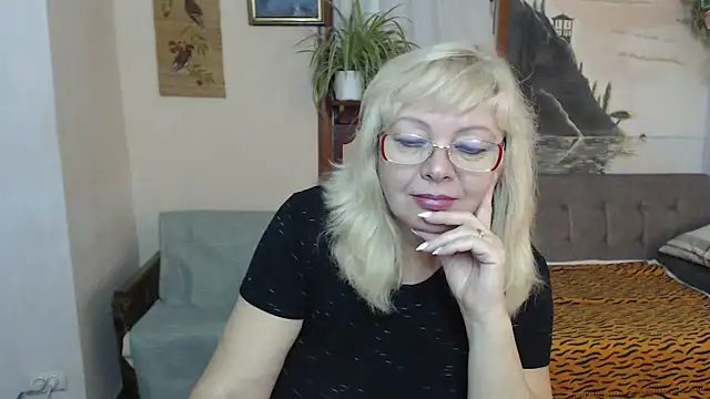 Snapshot of EvelynLoveShy chatting on October 2025 07:03:02 PM EvelynLoveShy online show from October 2025 07:03:02 PM