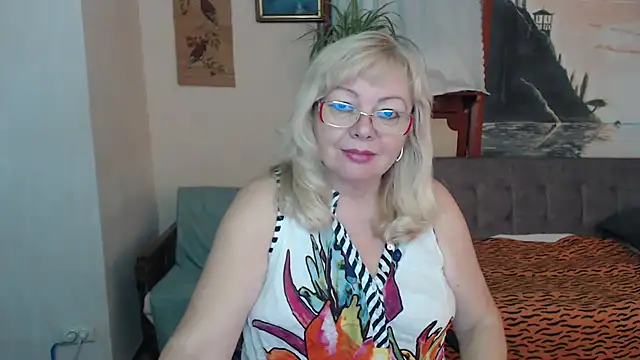 Snapshot of EvelynLoveShy chatting on October 2025 07:37:01 PM EvelynLoveShy online show from October 2025 07:37:01 PM
