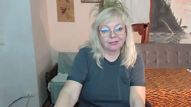 Snapshot of EvelynLoveShy chatting on November 2025 09:37:01 PM EvelynLoveShy online show from November 2025 09:37:01 PM