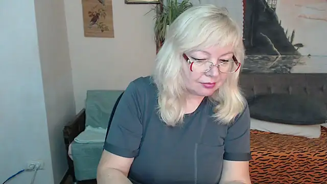 Snapshot of EvelynLoveShy chatting on November 2025 05:02:02 PM EvelynLoveShy online show from November 2025 05:02:02 PM