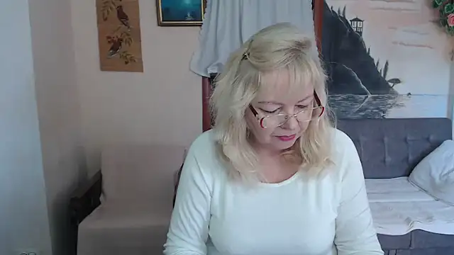 Snapshot of EvelynLoveShy chatting on November 2025 07:40:01 AM EvelynLoveShy online show from November 2025 07:40:01 AM