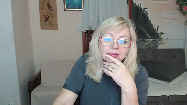 Snapshot of EvelynLoveShy chatting on November 2025 08:40:02 PM EvelynLoveShy online show from November 2025 08:40:02 PM