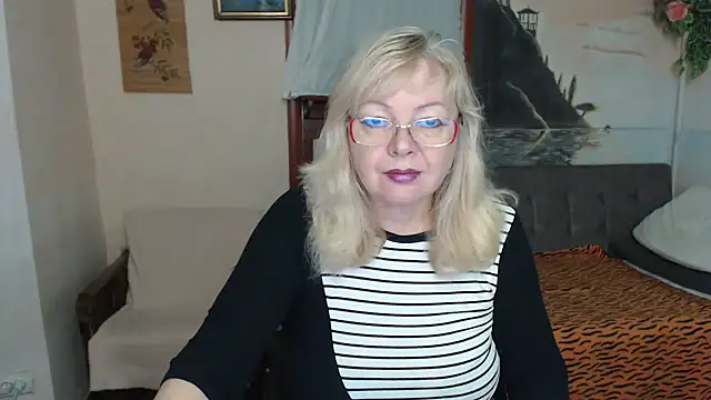 Snapshot of EvelynLoveShy chatting on November 2025 08:54:02 PM EvelynLoveShy online show from November 2025 08:54:02 PM