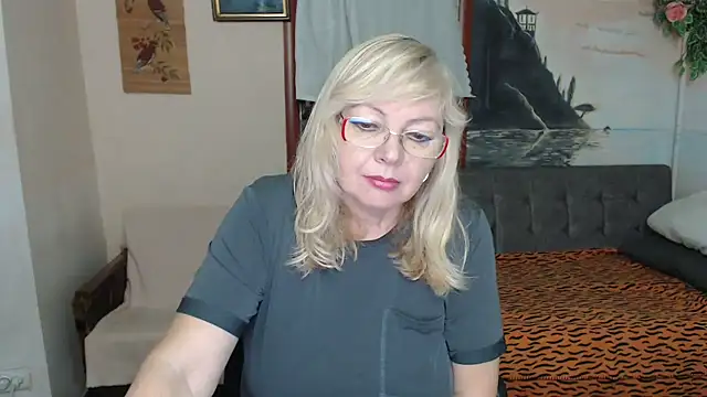 Snapshot of EvelynLoveShy chatting on November 2025 07:49:02 PM EvelynLoveShy online show from November 2025 07:49:02 PM