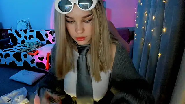 Snapshot of Ledy_WWWII chatting on December 2024 02:11:01 PM Ledy WWWII online show from December 2024 02:11:01 PM