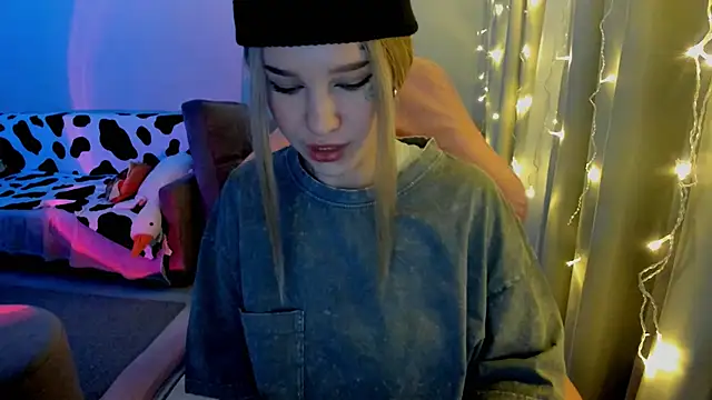 Snapshot of Ledy_WWWII chatting on December 2024 05:29:02 PM Ledy WWWII online show from December 2024 05:29:02 PM