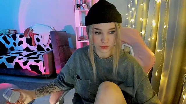 Snapshot of Ledy_WWWII chatting on December 2024 09:49:02 PM Ledy WWWII online show from December 2024 09:49:02 PM