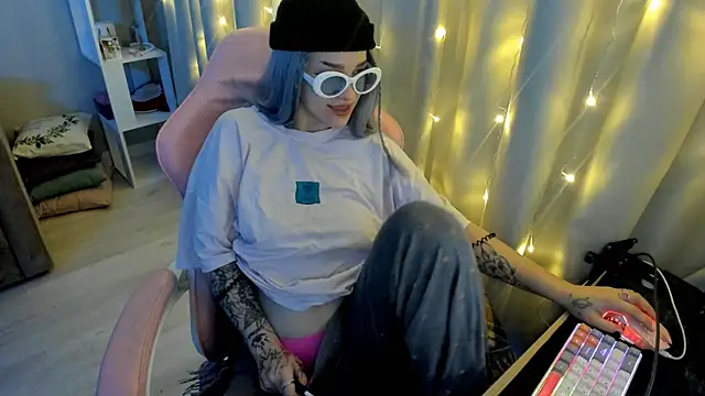 Snapshot of Ledy_WWWII chatting on January 2025 04:41:01 PM Ledy WWWII online show from January 2025 04:41:01 PM