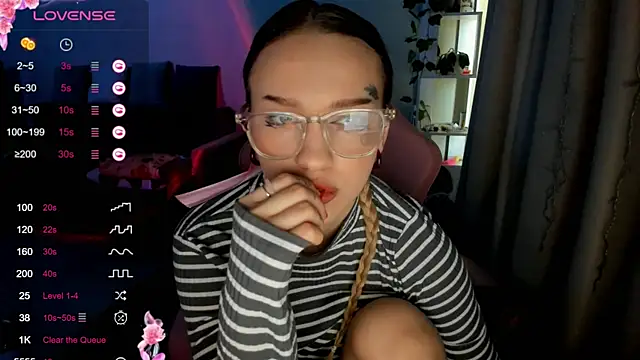 Snapshot of Ledy_WWWII chatting on February 2025 09:31:01 AM Ledy WWWII online show from February 2025 09:31:01 AM