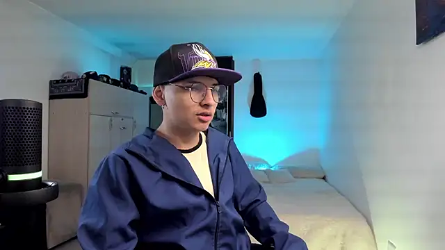 a lejandro 0 8 online show from December 2024 06:26:02 PM