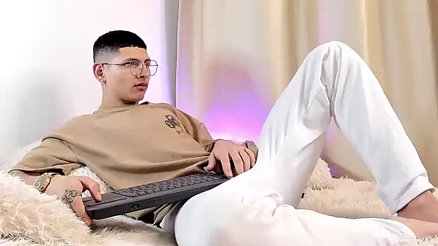 a lejandro 0 8 online show from December 2024 04:01:02 AM