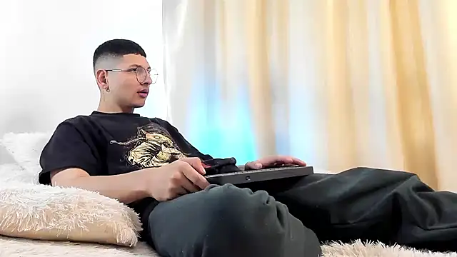 a lejandro 0 8 online show from December 2024 07:40:02 PM