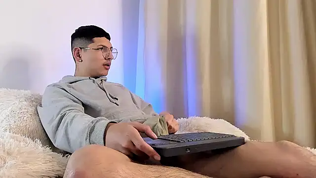 a lejandro 0 8 online show from January 2025 04:20:01 AM