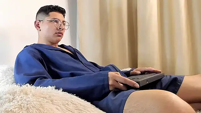 a lejandro 0 8 online show from February 2025 03:03:01 AM