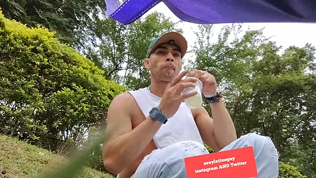 Snapshot of sexyboycolombi4 chatting on February 2025 09:52:02 PM sexyboycolombi4 online show from February 2025 09:52:02 PM