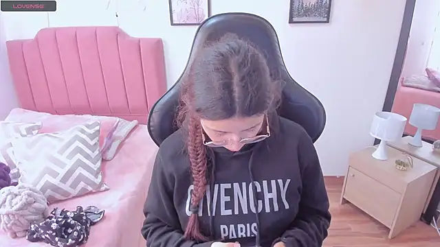 Amy joones online show from December 2025 12:47:01 PM