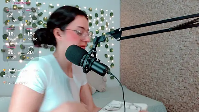 Snapshot of emma_unu chatting on January 2025 05:52:02 AM emma unu online show from January 2025 05:52:02 AM