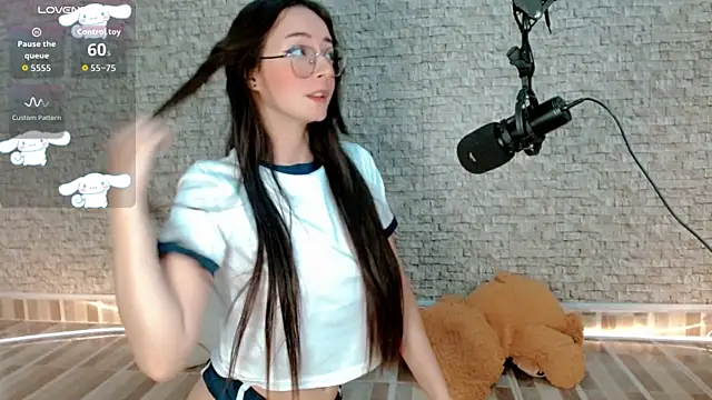 Snapshot of emma_unu chatting on April 2026 02:47:01 AM emma unu online show from April 2026 02:47:01 AM