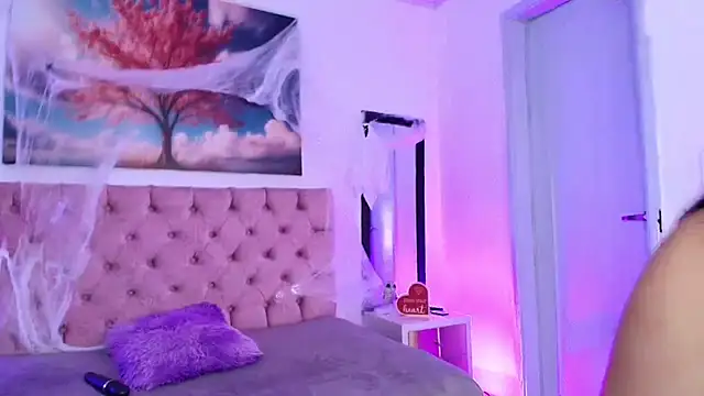 Julianaa Castro  online show from October 2025 11:44:02 AM