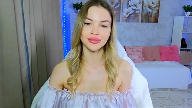 Snapshot of EmmyMills chatting on March 2026 09:32:02 PM EmmyMills online show from March 2026 09:32:02 PM