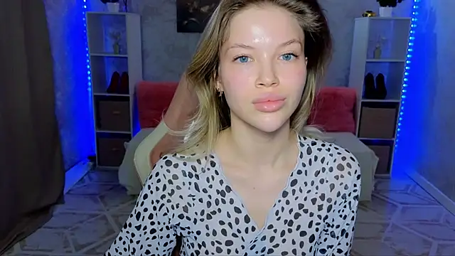 Snapshot of EmmyMills chatting on April 2026 08:39:01 PM EmmyMills online show from April 2026 08:39:01 PM