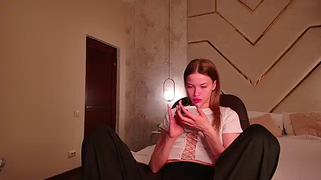 Snapshot of EmmyMills chatting on April 2026 08:42:02 PM EmmyMills online show from April 2026 08:42:02 PM