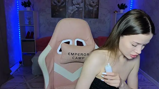 Snapshot of EmmyMills chatting on May 2026 08:58:01 PM EmmyMills online show from May 2026 08:58:01 PM