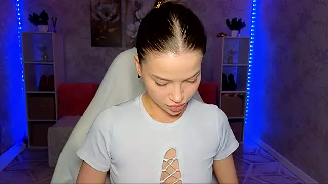 Snapshot of EmmyMills chatting on May 2026 09:42:02 PM EmmyMills online show from May 2026 09:42:02 PM