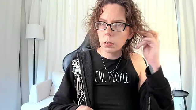 Snapshot of SaraDesirexo chatting on April 2026 12:17:02 PM SaraDesirexo online show from April 2026 12:17:02 PM