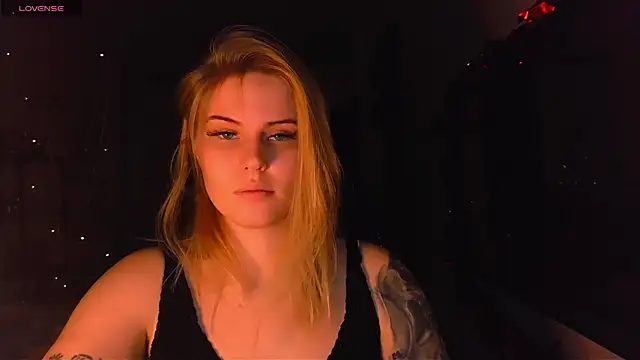 Snapshot of VoluptuousDreams chatting on February 2025 03:07:01 PM VoluptuousDreams online show from February 2025 03:07:01 PM