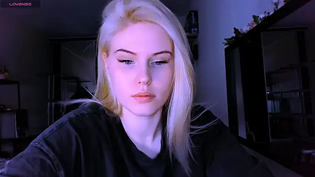 Snapshot of VoluptuousDreams chatting on March 2025 01:40:02 PM VoluptuousDreams online show from March 2025 01:40:02 PM