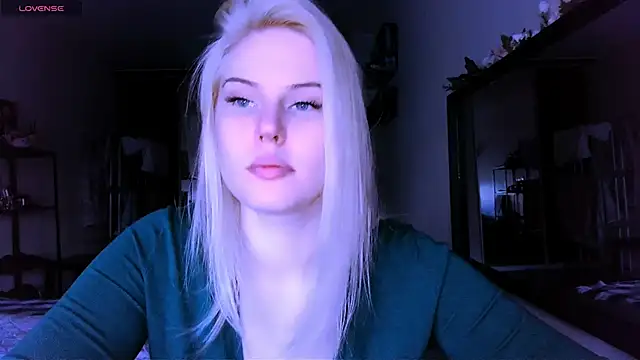 Snapshot of VoluptuousDreams chatting on March 2025 02:55:02 PM VoluptuousDreams online show from March 2025 02:55:02 PM
