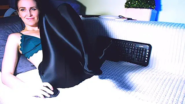 Lina Owl online show from December 2024 01:06:02 AM